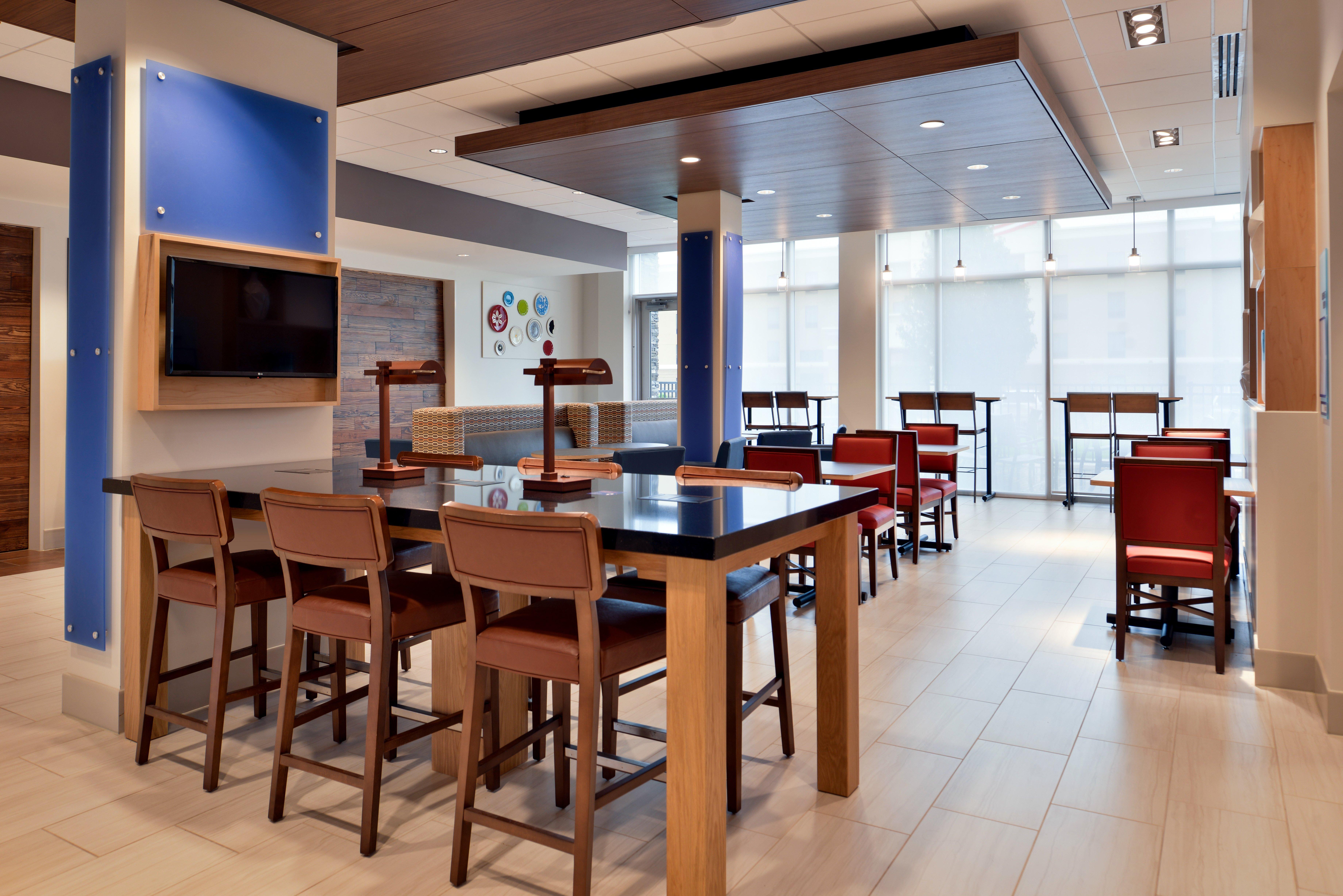 Holiday Inn Express & Suites - Marshalltown By Ihg Bagian luar foto