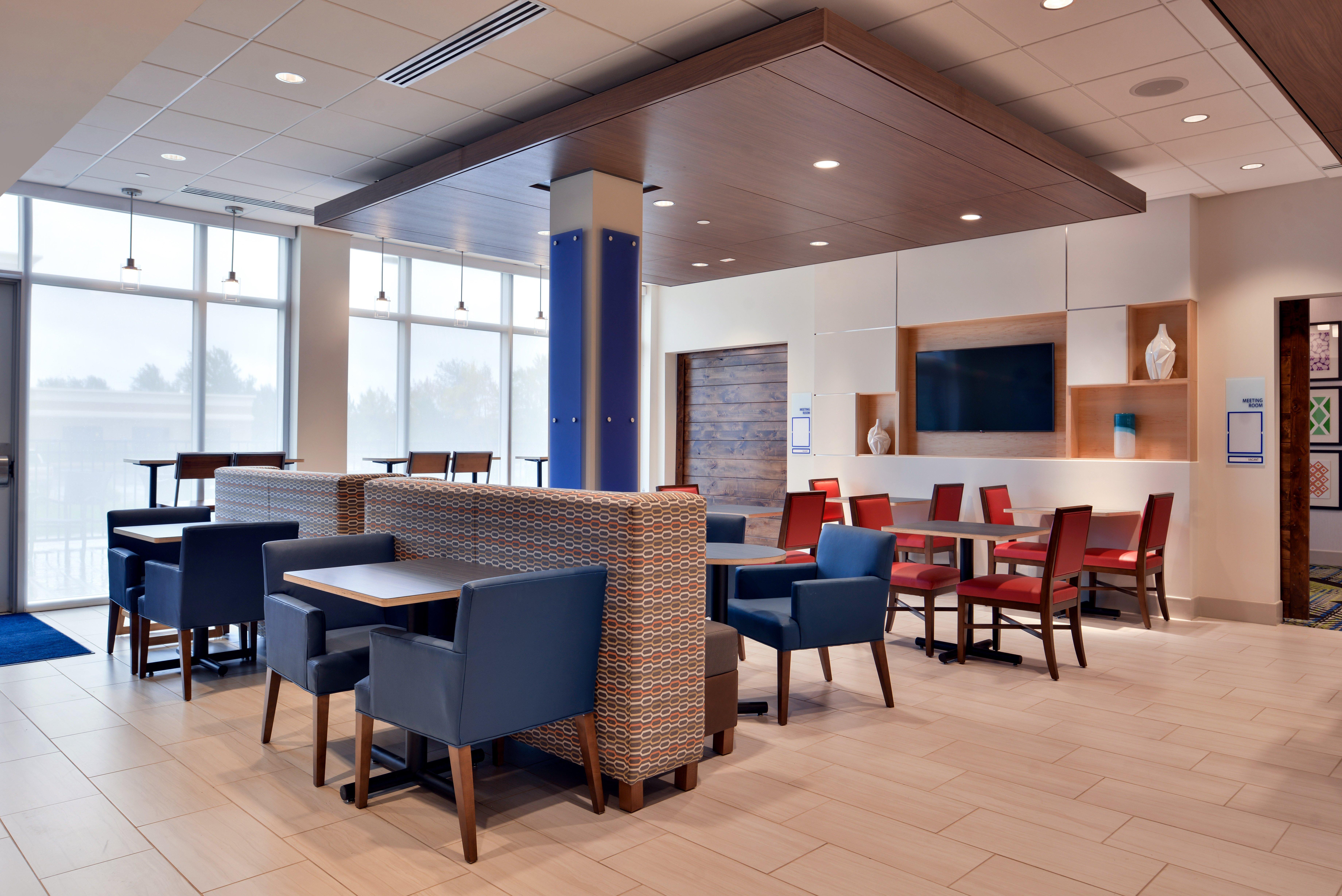 Holiday Inn Express & Suites - Marshalltown By Ihg Bagian luar foto